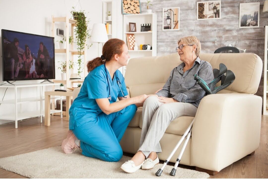 5 Reasons to Hire Caregiver Services for Elderly